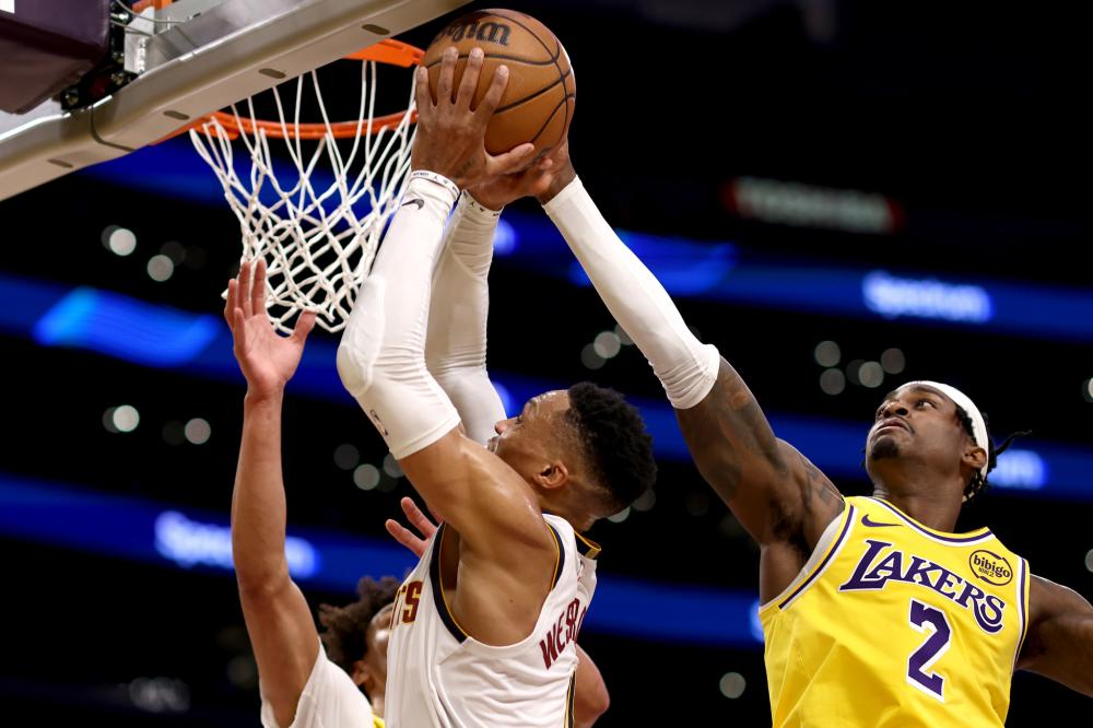 中展现的坚 中展现的坚