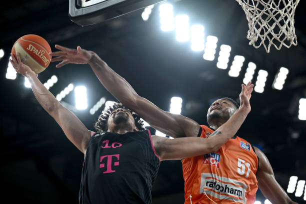 密切配合的 密切配合的